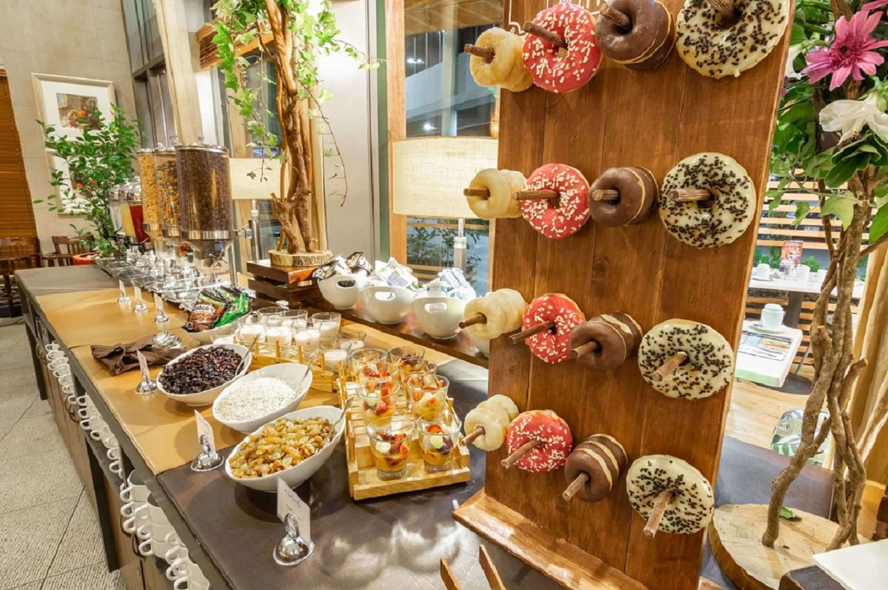 Una mesa de buffet con diversos alimentos y una fuente de chocolate.
