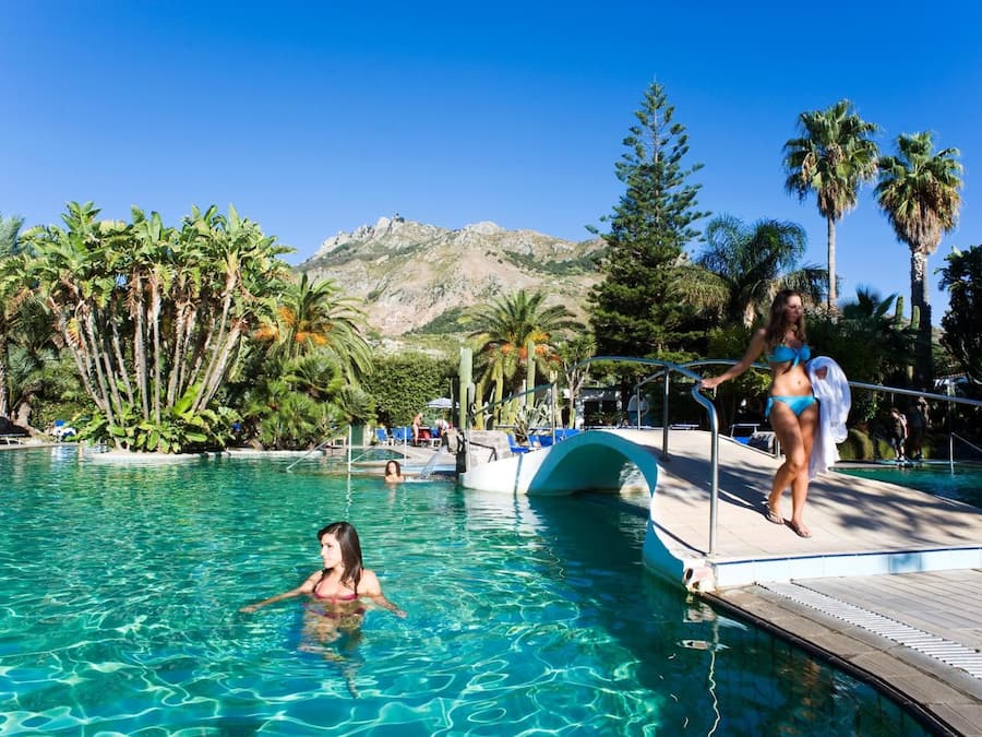 Indoor pool, 2 outdoor pools