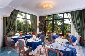 2 restaurants, breakfast served - Park Hotel Terme Mediterraneo (Forio)