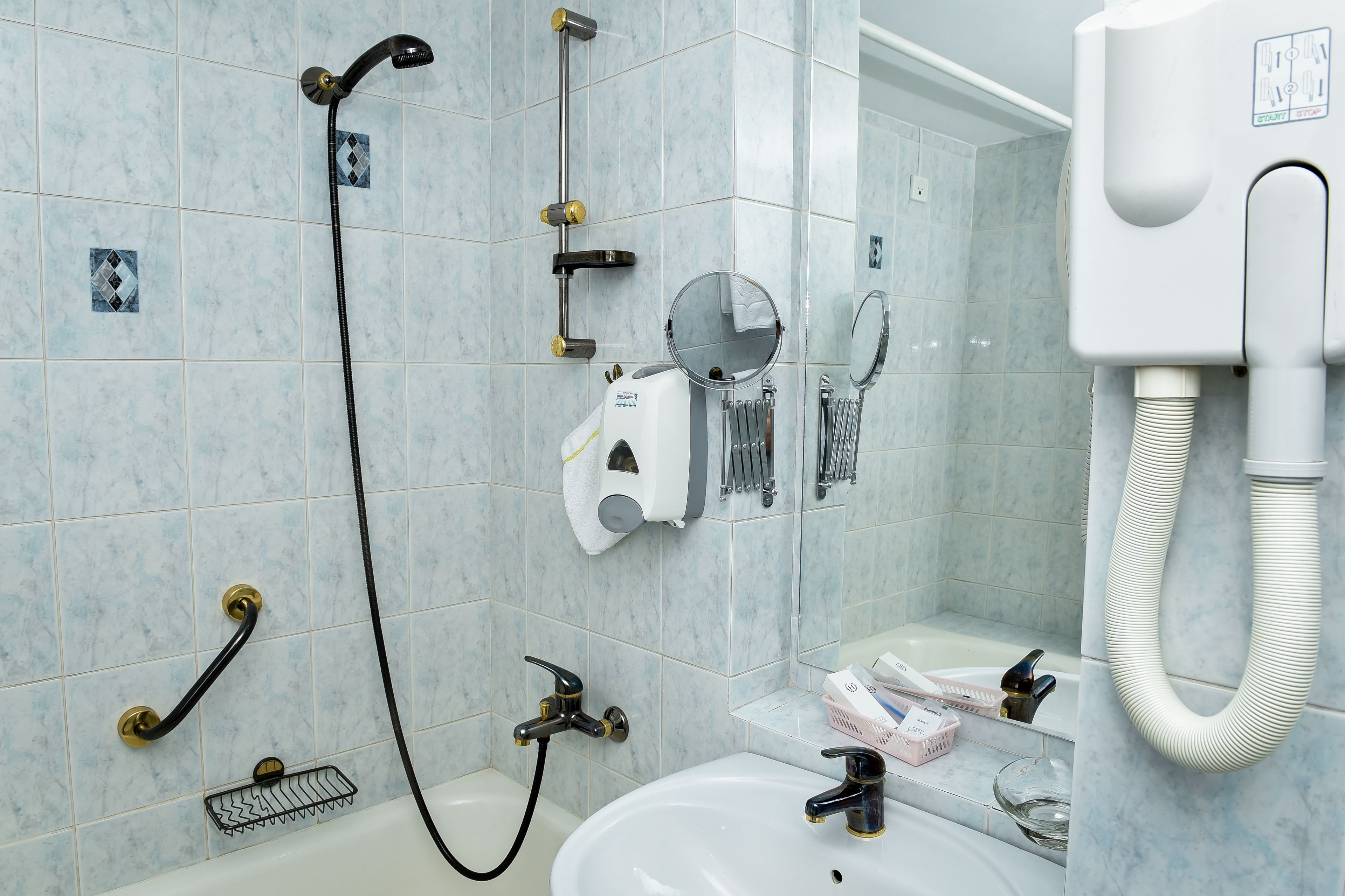 combined shower/bathtub, hair dryer, bathrobes, slippers