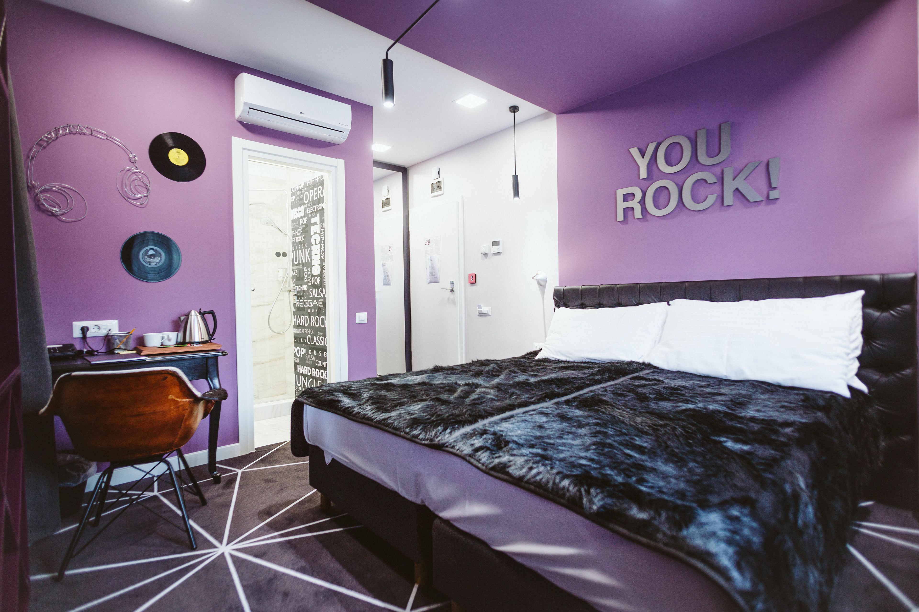 double room | minibar, in-room safe, individually decorated, individually furnished