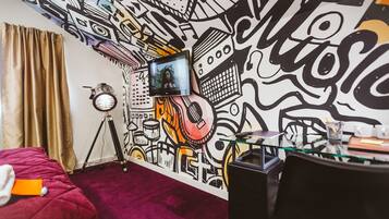 غرفة مزدوجة | ميني بار وخزنة داخل الغرفة وبديكورات فريدة لكل غرفة وطراز فريد لكل وحدة