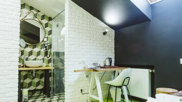 غرفة فردية | ميني بار وخزنة داخل الغرفة وبديكورات فريدة لكل غرفة وطراز فريد لكل وحدة