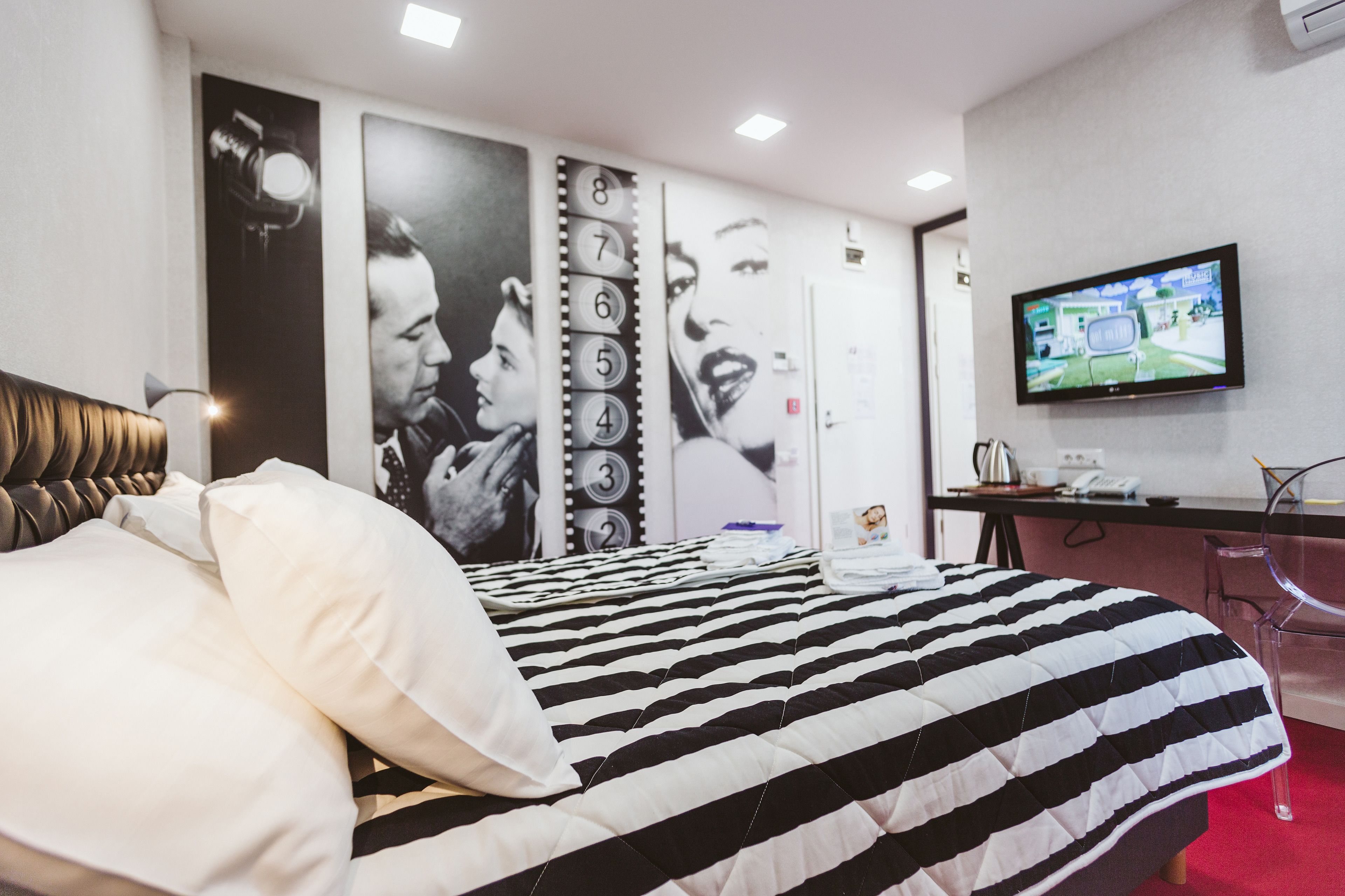 double room | minibar, in-room safe, individually decorated, individually furnished