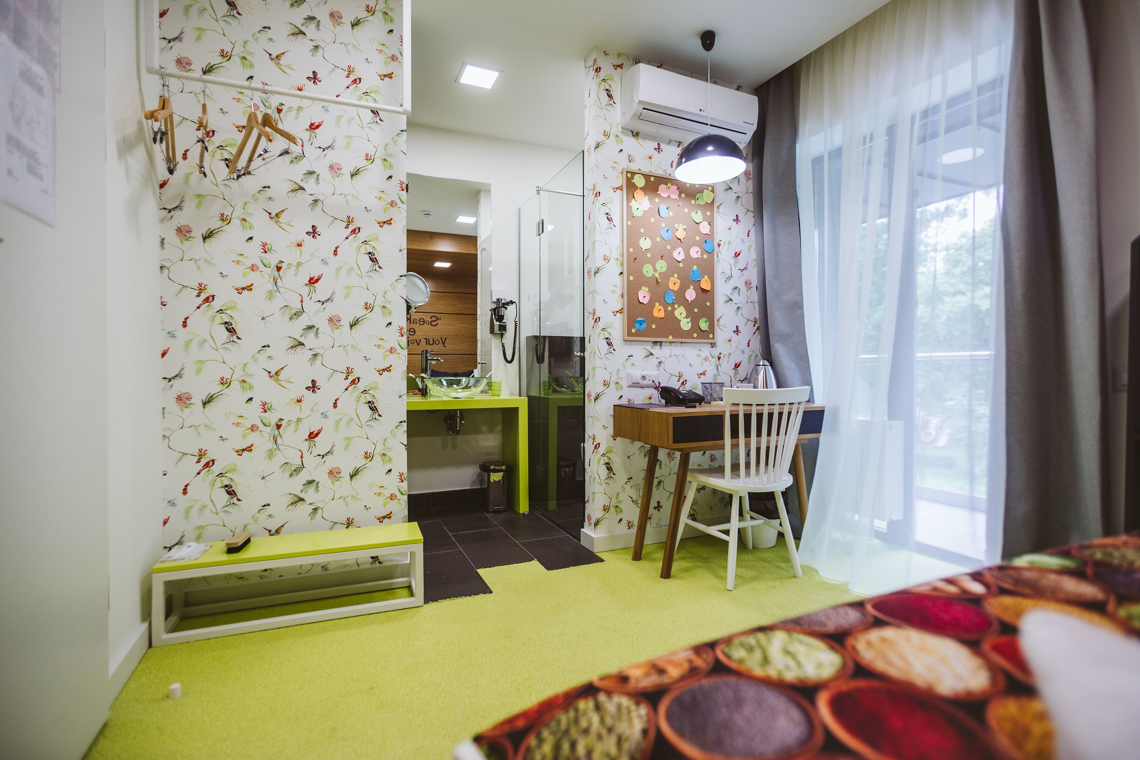 single room | minibar, in-room safe, individually decorated, individually furnished