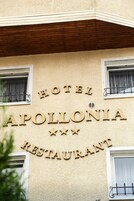 Un edificio con un letrero que dice 'HOTEL APOLLONIA RESTAURANT'.