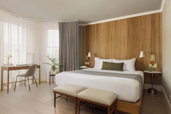 Kamar | Seprai premium, bantalan ekstra lembut, brankas, dan tirai kedap cahaya