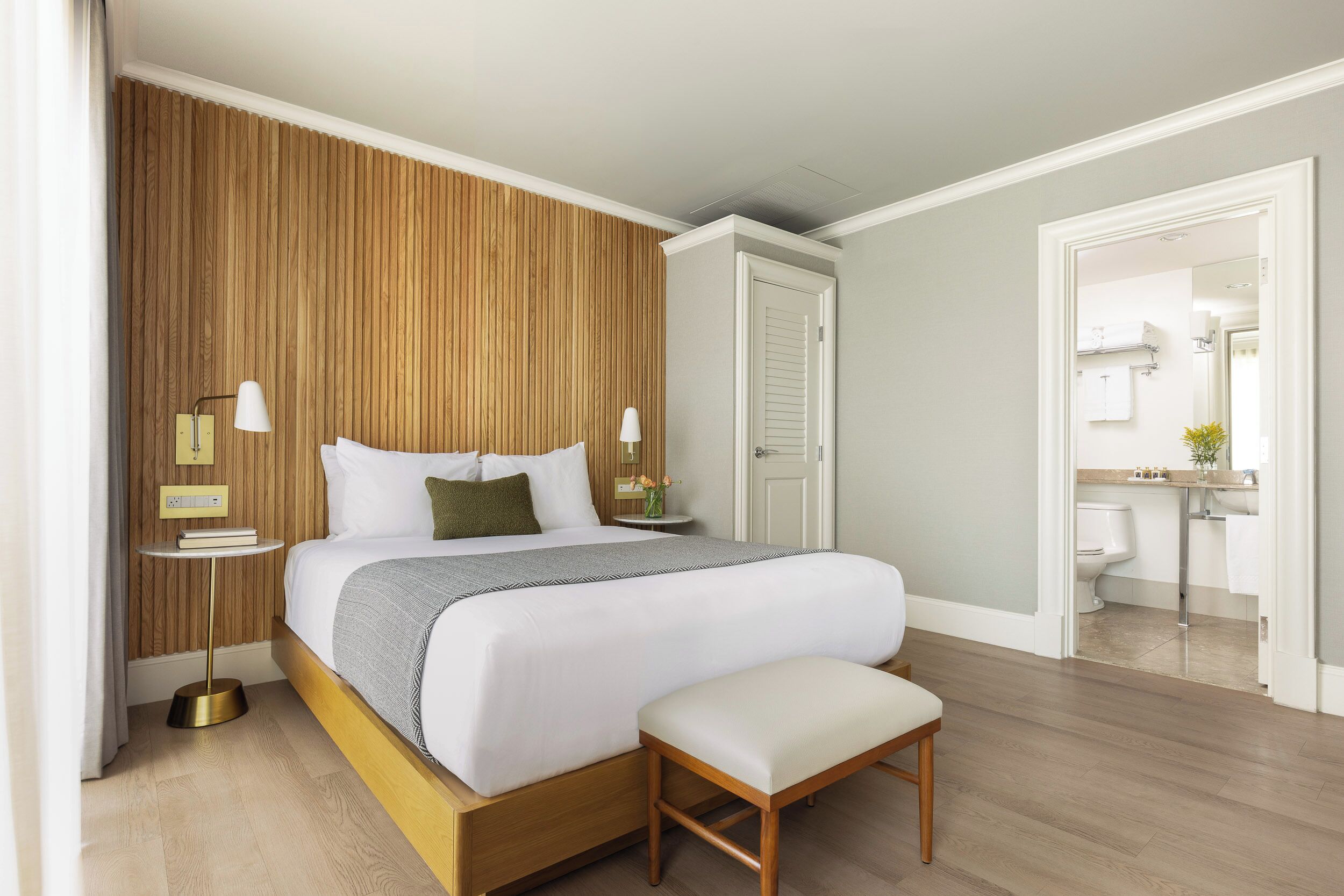 standard room, 1 queen bed | 1 bedroom, premium bedding, pillow-top beds, in-room safe