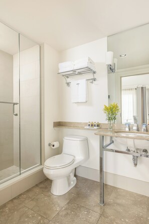 Free toiletries, hair dryer, bathrobes, towels - Hotel Veritas (Cambridge)