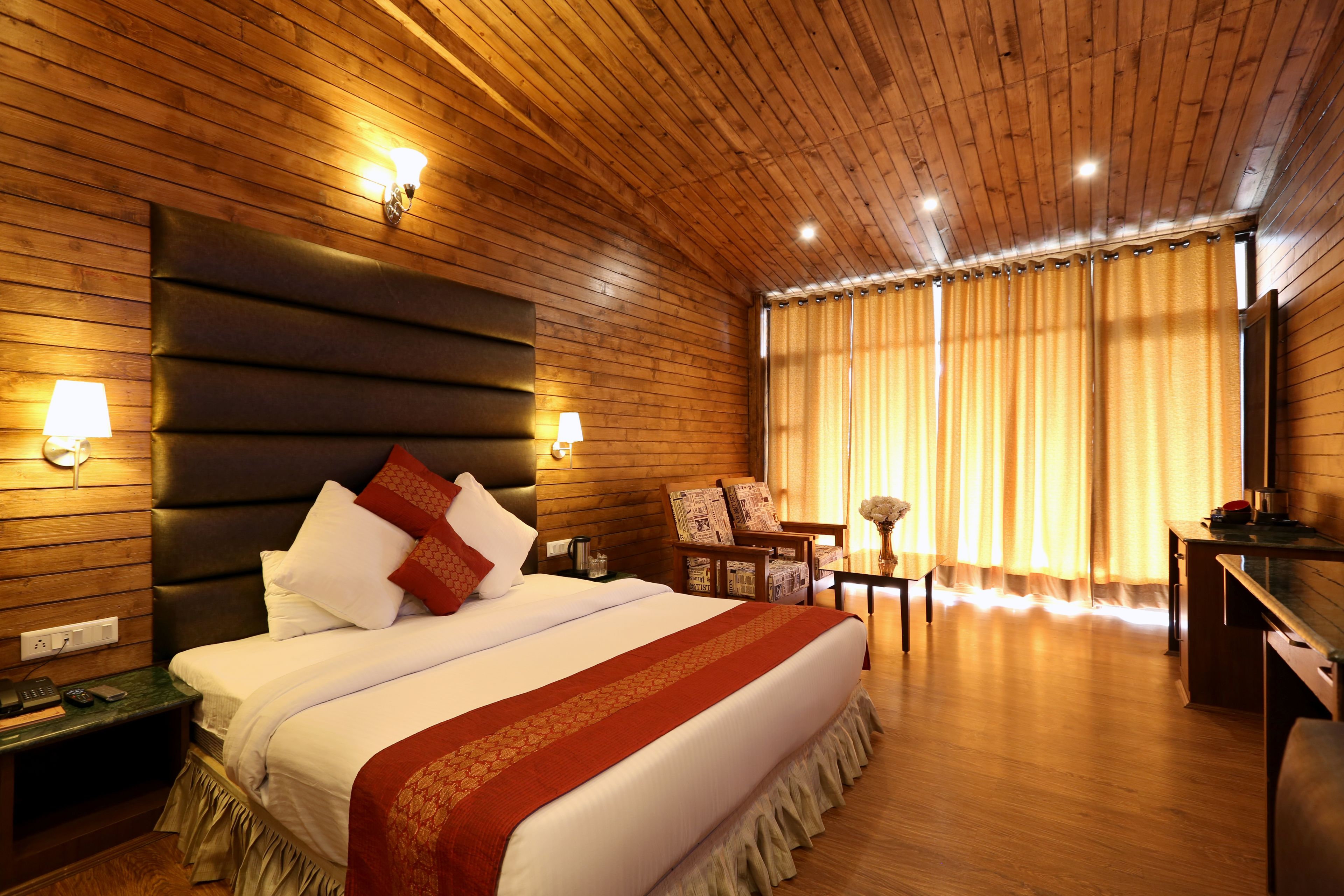 Habitación Premium doble, 1 habitación, vistas al valle | Tabla de planchar con plancha, wifi gratis, ropa de cama