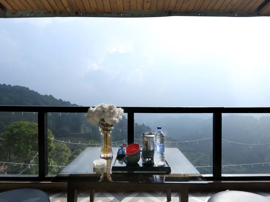 Kahden hengen premium-huone, 1 makuuhuone, näköala laaksoon | Silitysrauta/-lauta, ilmainen Wi-Fi, vuodevaatteet