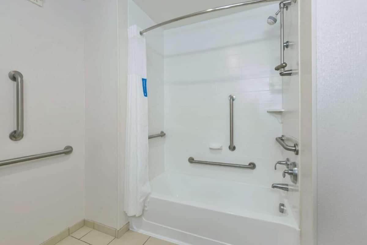 Badewanne, Haartrockner, Handtücher