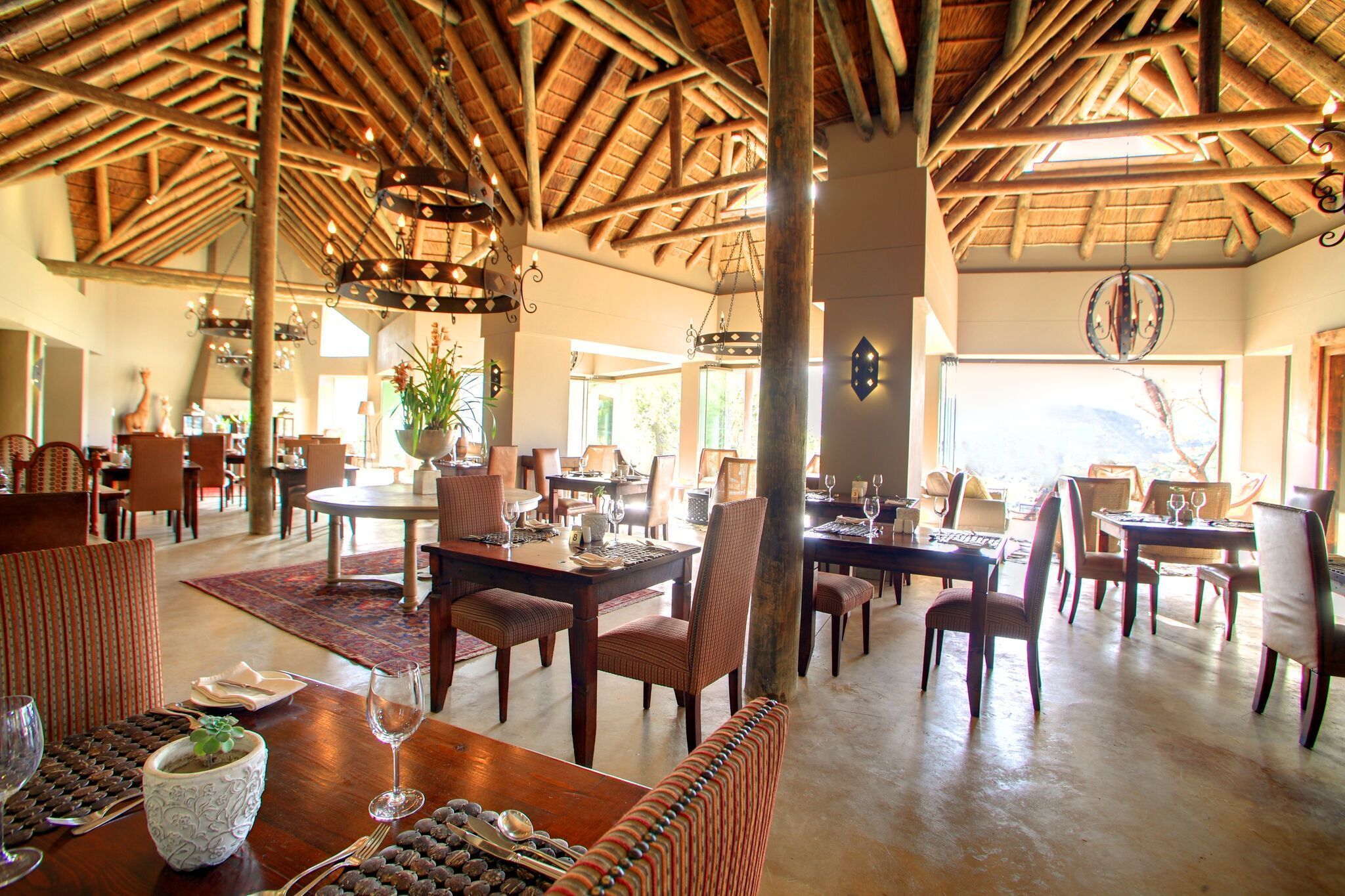 2 restaurants; breakfast, lunch, and dinner served