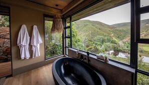 Bañera y ducha independientes, bañera profunda