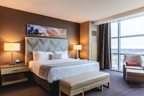 高档床上用品、加厚床垫、客房内保险箱、办公桌