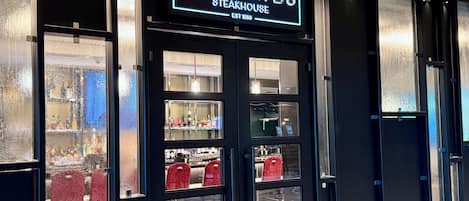 Entrada a un restaurante con un letrero que dice 'WILLIAM B'S STEAKHOUSE EST. 1960'.