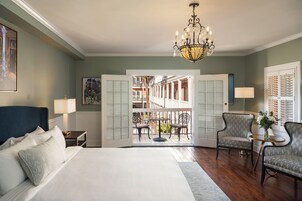 客房内保险箱、办公桌、笔记本电脑工作区、熨斗/熨衣板