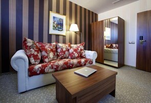 Superior-huone | Oleskelualue | 60–tuumainen taulutelevisio, jossa kaapelikanavat