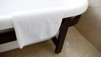 Una encimera de baño blanca con una toalla doblada.