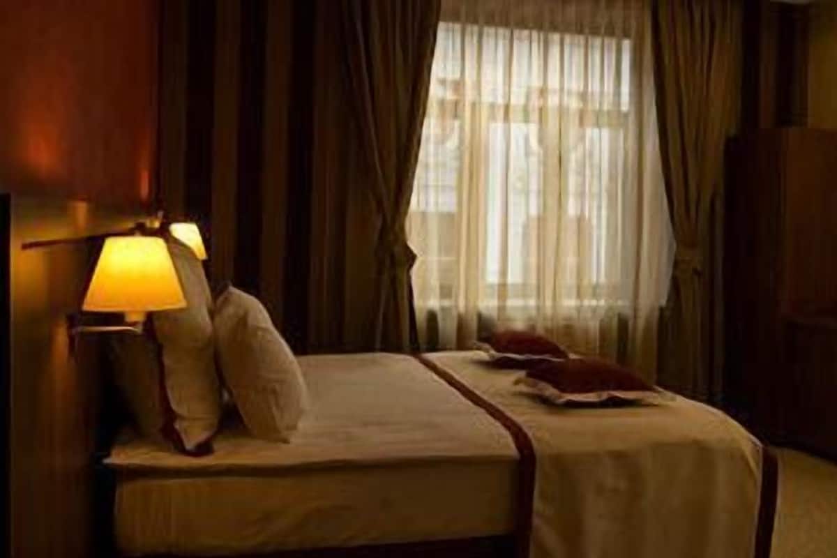 Een minibar, een kluis op de kamer, een bureau, geluiddichte muren