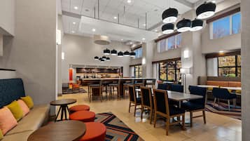 Café da manhã com buffet grátis todos os dias