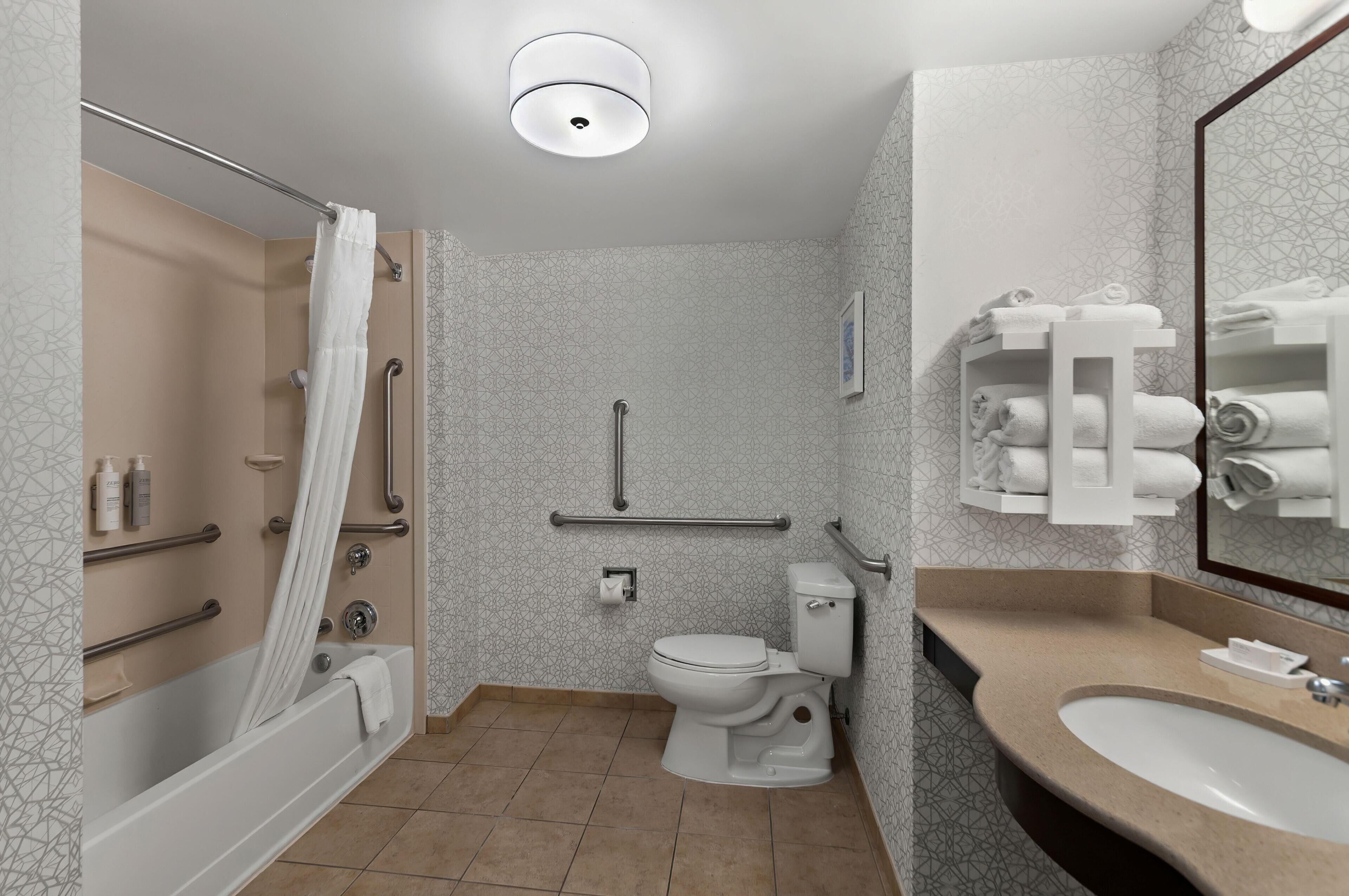 Un baño moderno con ducha, inodoro y lavamanos.