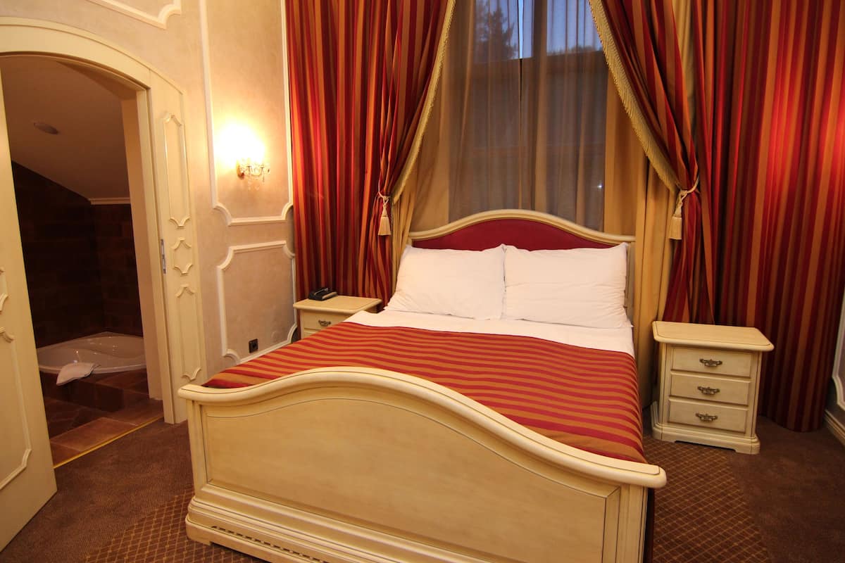 Suite (Spa access included) | Hypoallergeen beddengoed, een minibar, een kluis op de kamer, een bureau