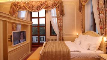 Suite (Spa access included) | Peralatan tempat tidur hipoalergenik, bar mini, peti besi dalam bilik