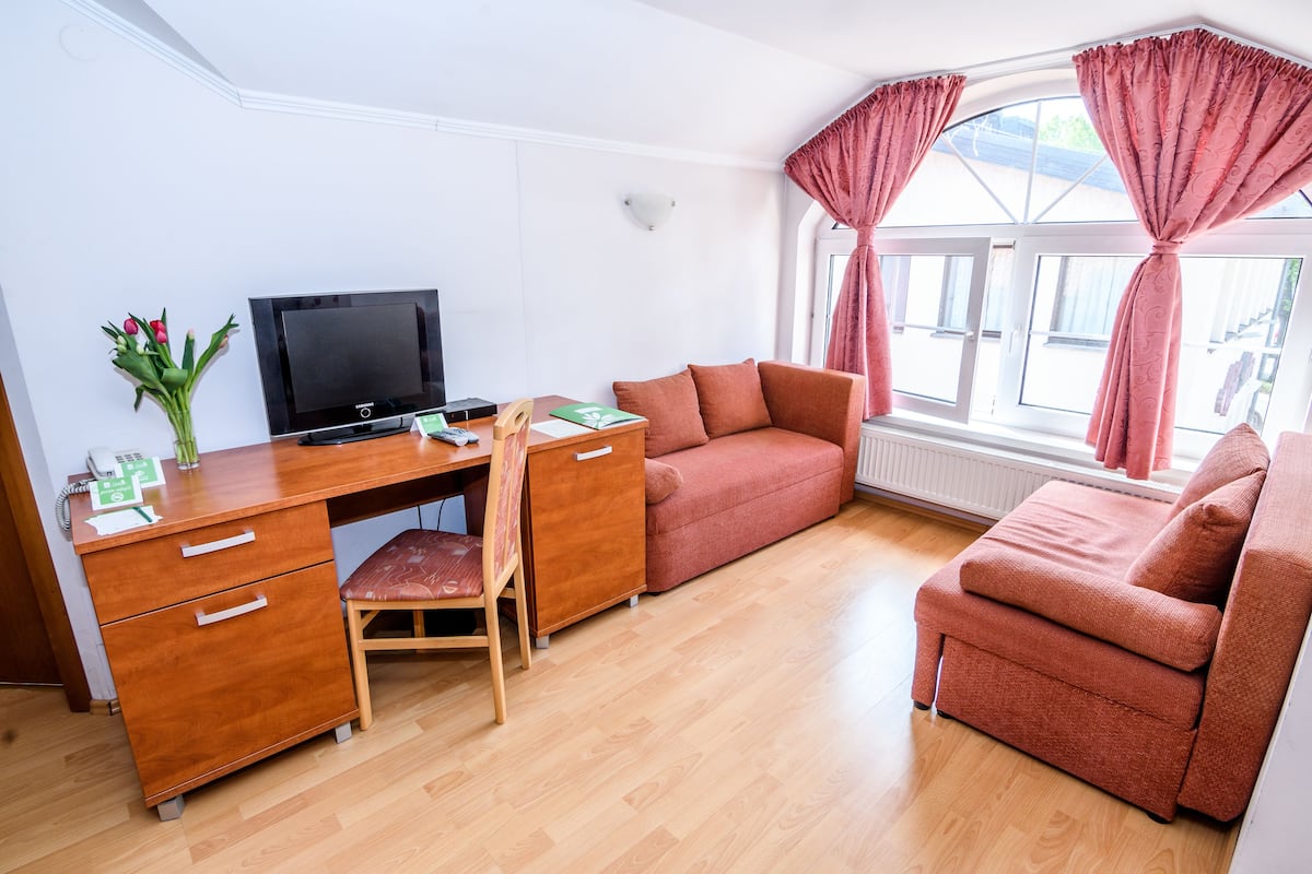 premium bedding, minibar, in-room safe, desk