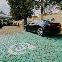 Electric vehicle charging station