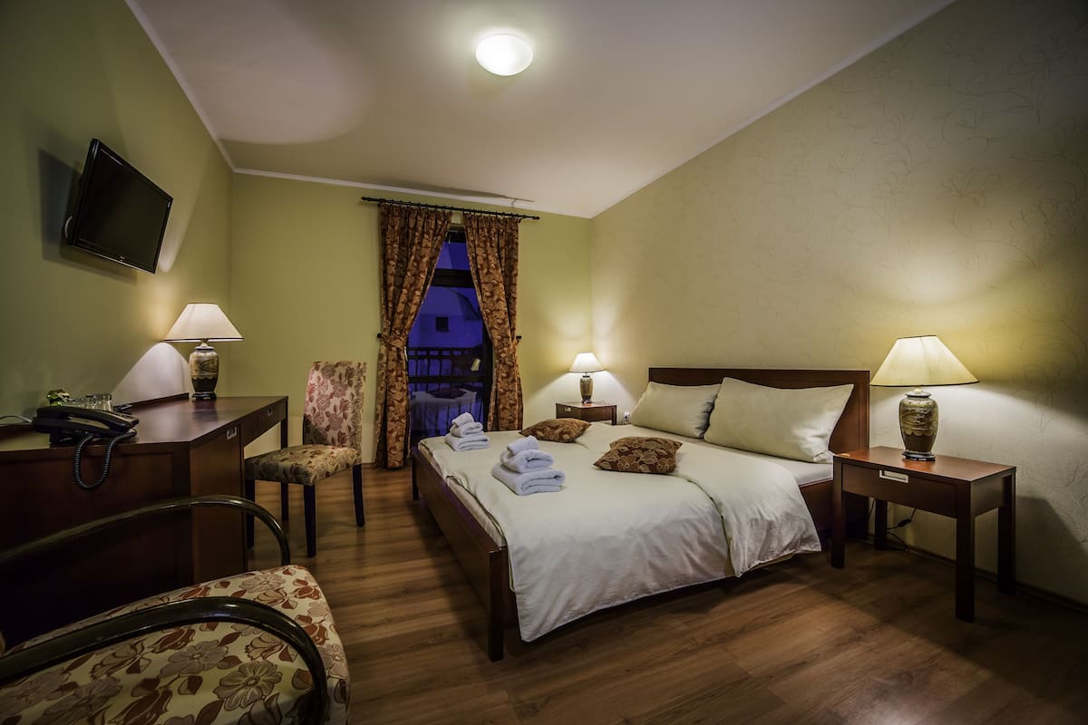 Premium bedding, minibar, in-room safe, desk