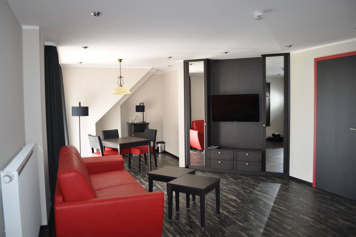 Deluxe Suite, 1 Bedroom, Bathtub, Resort View | Ruang tamu | TV skrin rata