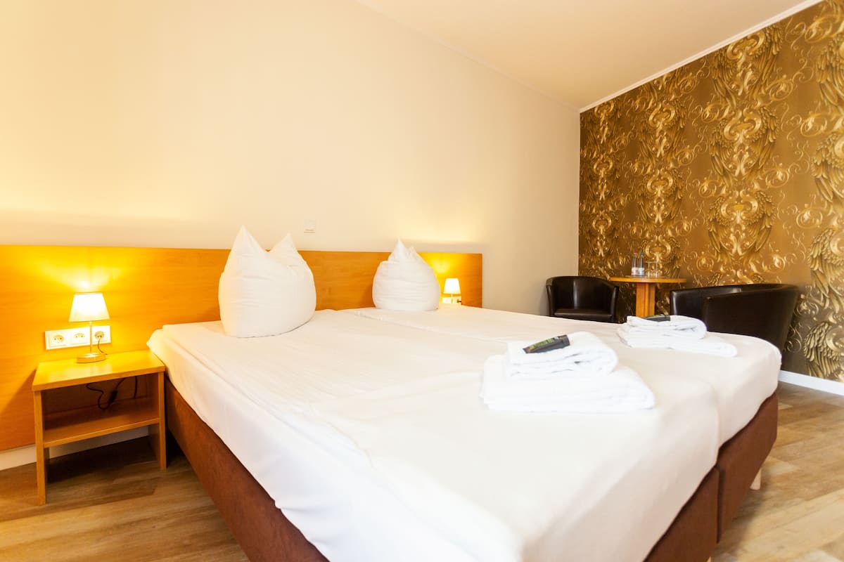 Comfort Double Room | 1 bilik tidur, peti besi dalam bilik, meja, ruang kerja komputer riba