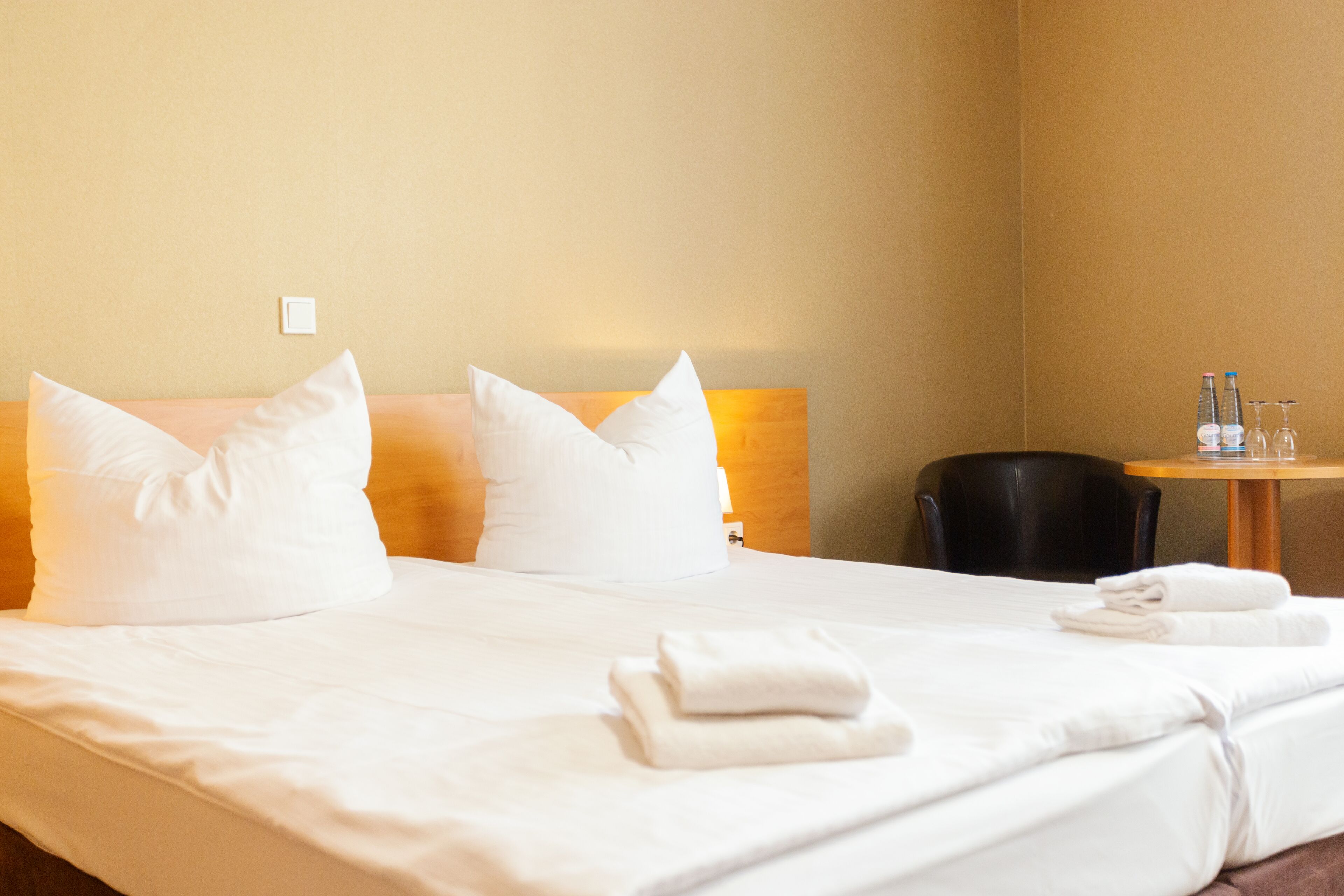 comfort double room | 1 bedroom, in-room safe, desk, laptop workspace