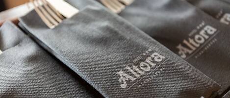 Primer plano de bolsas negras con el texto "Altor" impreso.