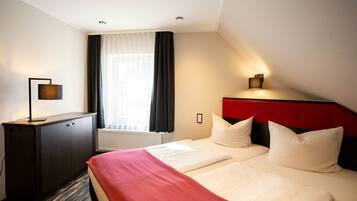 Deluxe-Suite, 1 Schlafzimmer, Badewanne, Blick auf die Anlage | 1 Schlafzimmer, Zimmersafe, Schreibtisch, laptopgeeigneter Arbeitsplatz