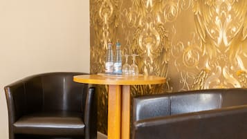 Comfort-Doppelzimmer | Essbereich im Zimmer