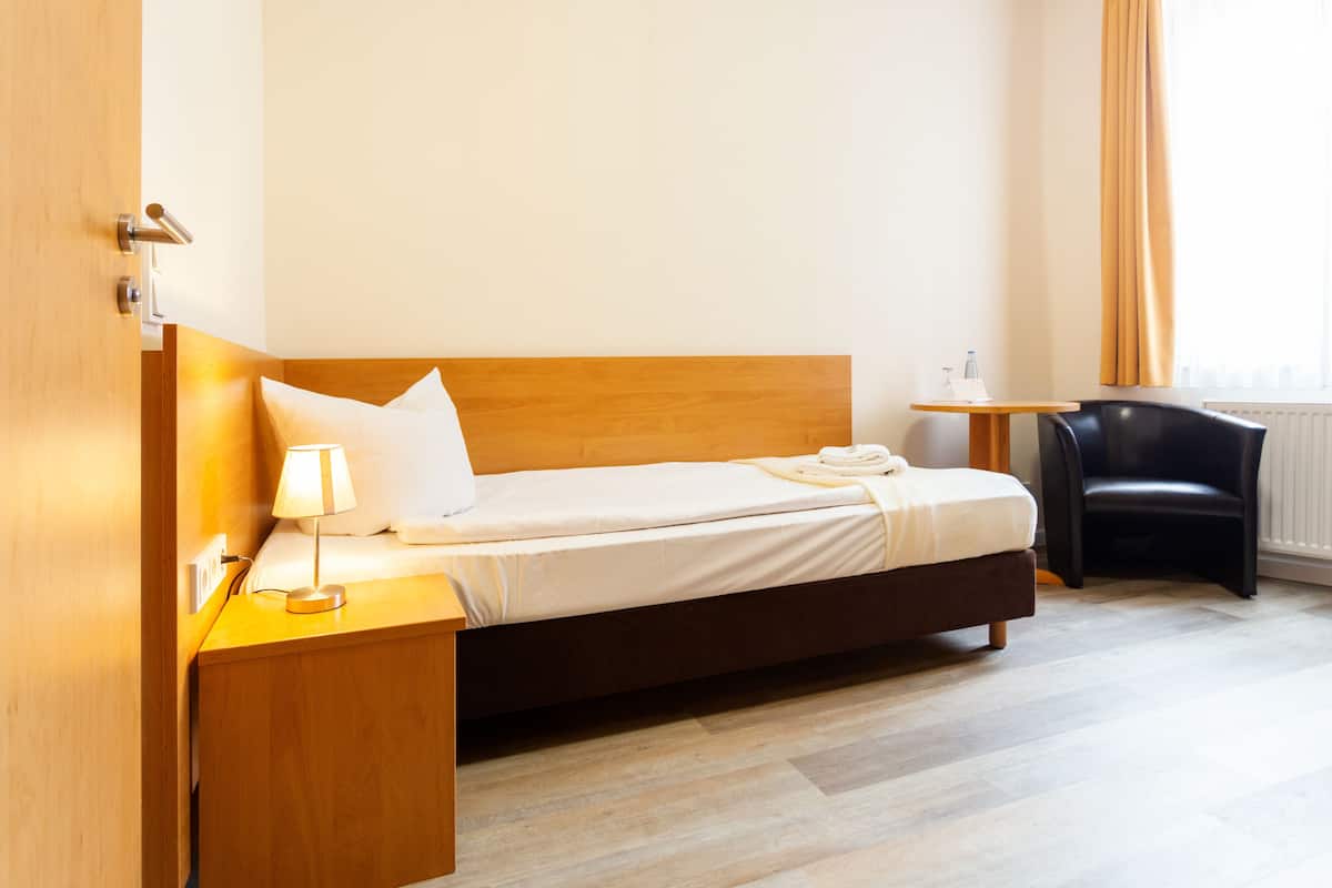 Single Room | 1 bilik tidur, peti besi dalam bilik, meja, ruang kerja komputer riba