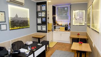 Desayuno autoservicio gratuito y diario