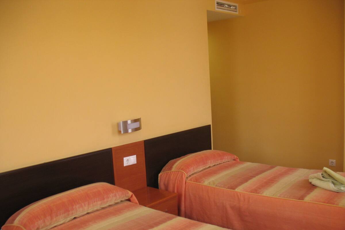Quarto casal | Edredons de pluma, cortinas blackout, berços, camas extras/dobráveis