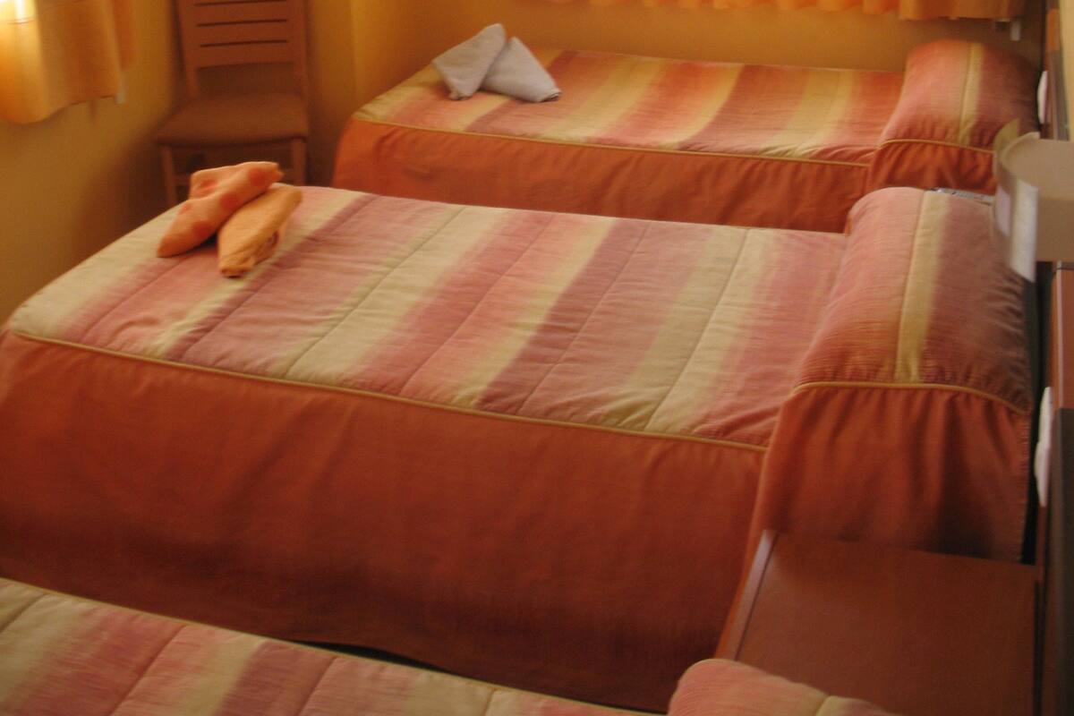Quarto triplo | Edredons de pluma, cortinas blackout, berços, camas extras/dobráveis