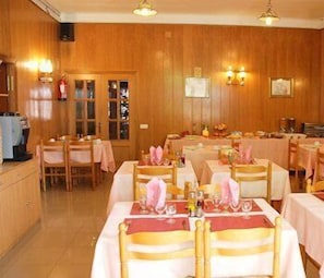 Breakfast and lunch served  - Coral (Sant Feliu de Guixols)