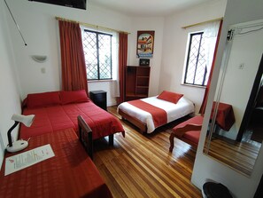 Dubbelrum för familj | Värdeförvaringsskåp på rummet och mörkläggningsgardiner