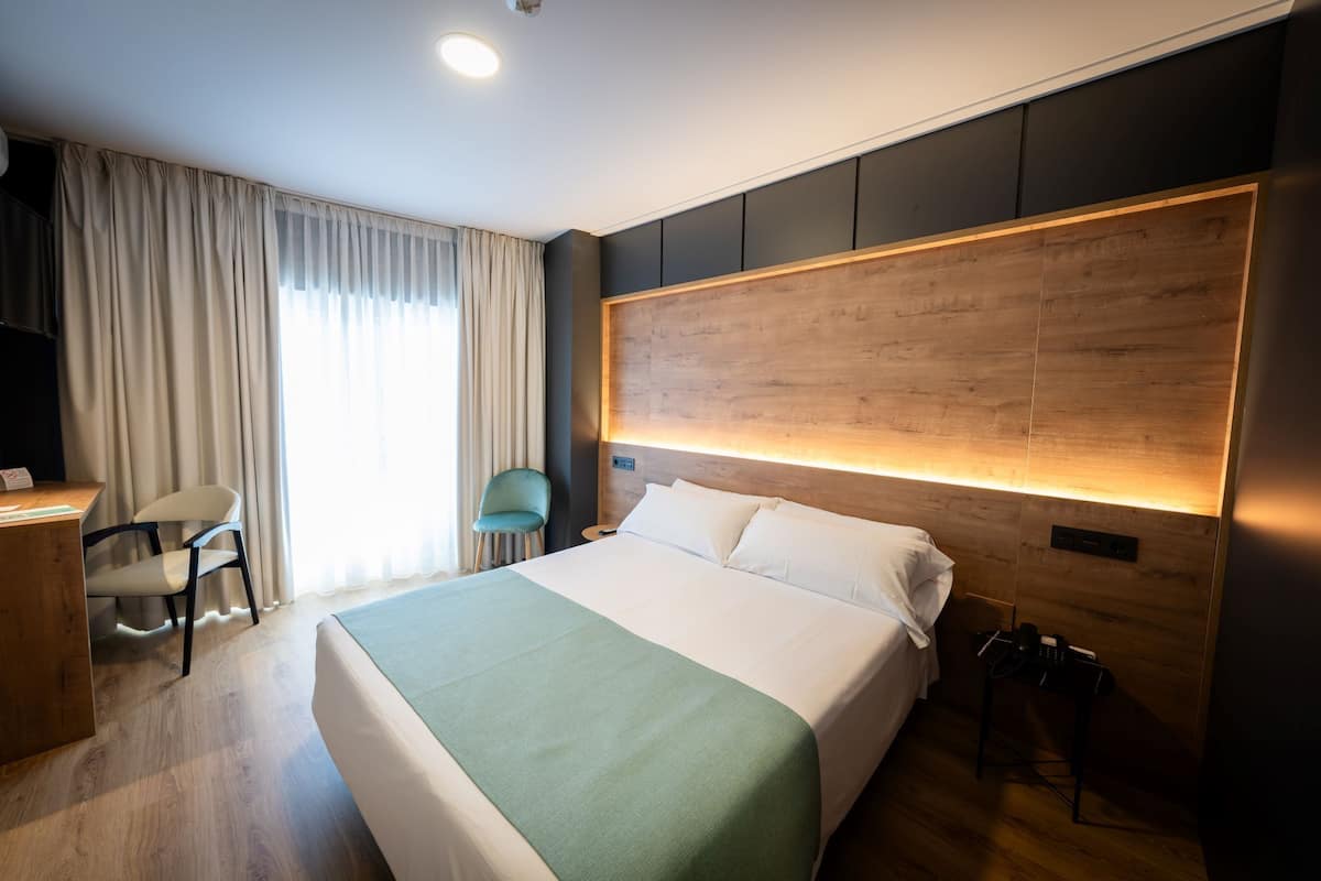 1 slaapkamer, een kluis op de kamer, een bureau