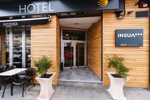 供应早餐、午餐和晚餐，地区菜