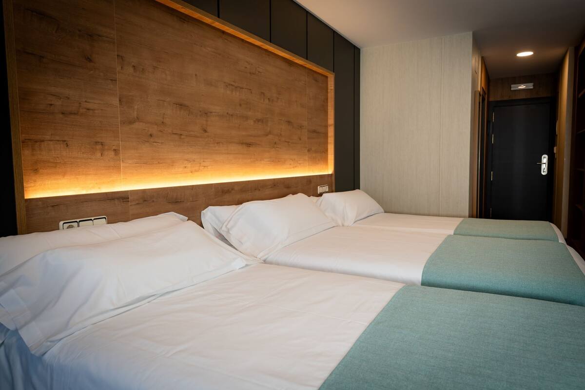 triple room | 1 bedroom, in-room safe, desk, blackout curtains