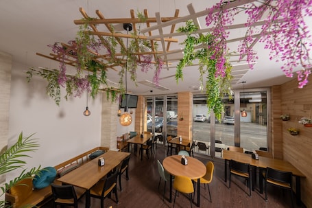 Breakfast, lunch and dinner served . Hotel Oca Insua