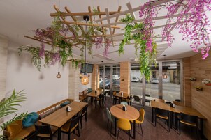 供应早餐、午餐和晚餐，地区菜