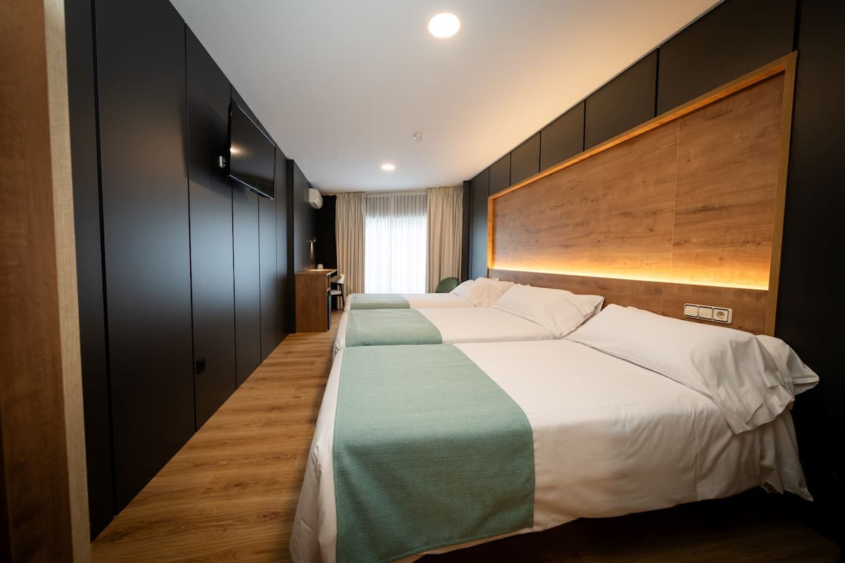 triple room | 1 bedroom, in-room safe, desk, blackout curtains