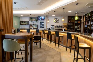 供应早餐、午餐和晚餐，地区菜